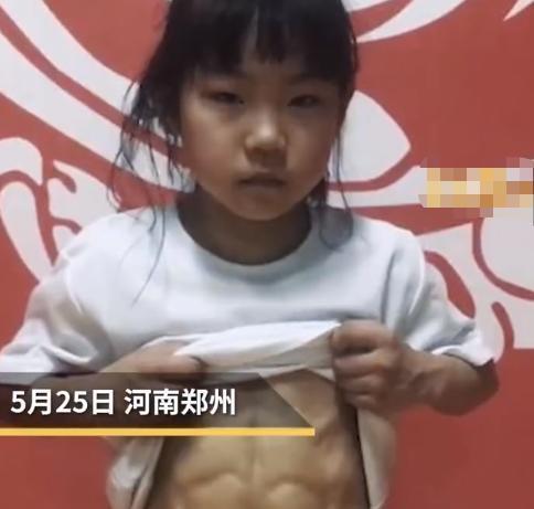 河南一位年仅8岁的女孩苦练跆拳道2年秀出8块腹肌
