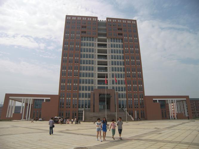  p>沧州一中始建于1913年,为河北省首批重点中学,中学百年名校.