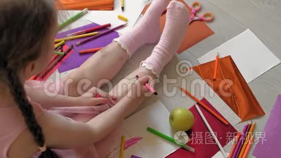 小女孩用毛毡尖笔在脚上画画,孩子们`创造力,发展短视频