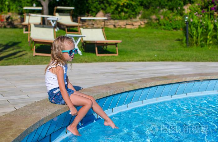 可爱的快乐的小女孩在游泳池里
