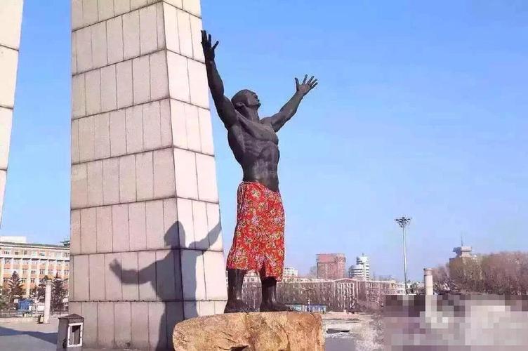 【 摘要】【长春雕塑被恶搞】提到长春文化广场的"裸男",相信大家对