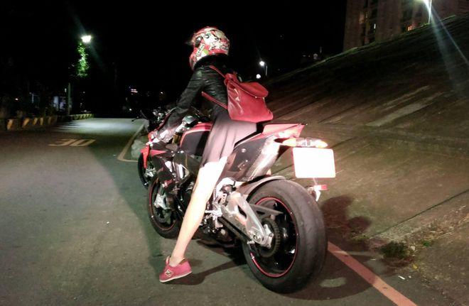 女生坐摩托车为啥都喜欢侧着身子坐其实很简单直男很难理解