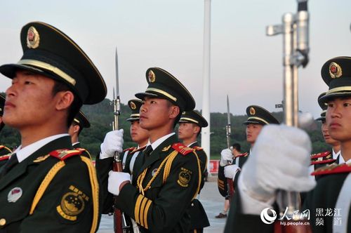 2015年6月19日晚,国旗班官兵正在进行举枪礼训练.