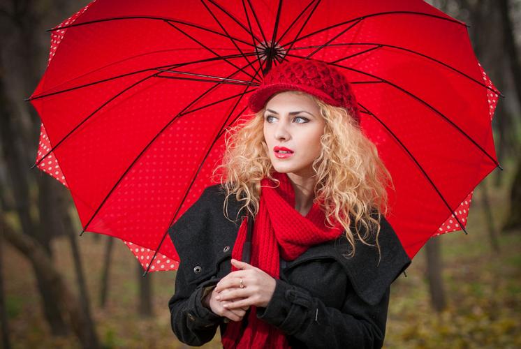 收藏 关键词:打红色雨伞的女人图片下载,红色,雨伞,美女,女人,外国