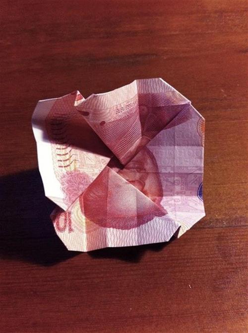 用钱折玫瑰花步骤图解 怎么用100元钱折玫瑰花教程