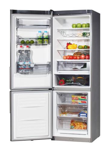 白色背景中装满食物的双开门大冰箱