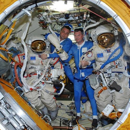 俄美女宇航员社交网上晒太空生活工作照