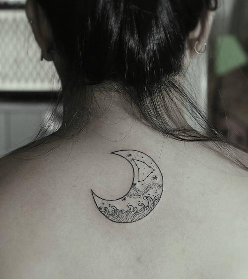 女生后背简约小清新月亮纹身图案