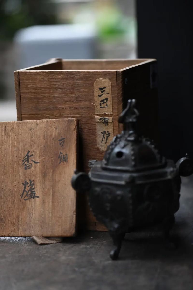 日本明治时期三脚古铜百年老香炉带原箱