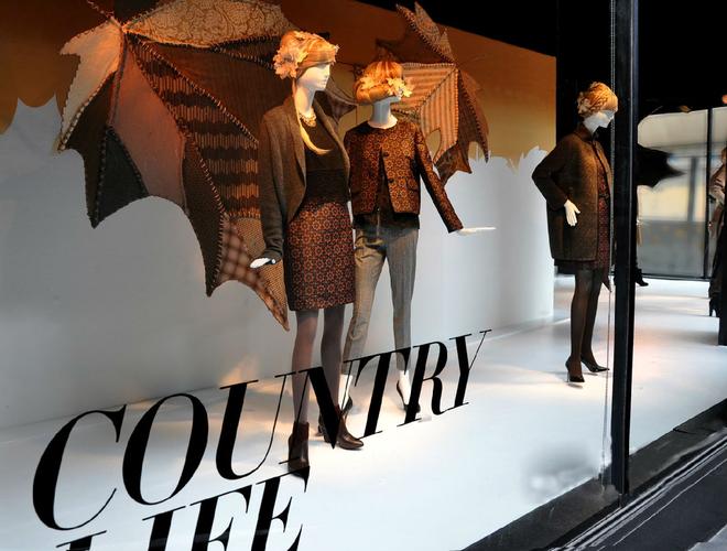 橱窗||美国女装枫叶主题背景橱窗设计|行业资讯|时尚服装品牌模特道具