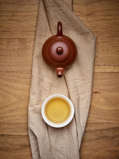 木桌上的普洱茶