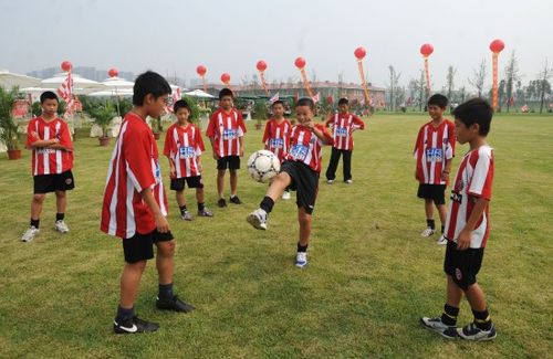 图文成都谢菲联足球公园落成小球童在足球公园练习
