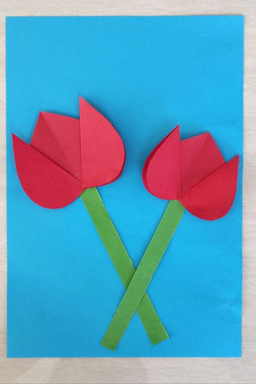 4.最后将做好的两只郁金花粘贴在蓝色卡纸上,贺卡就制作完成了.