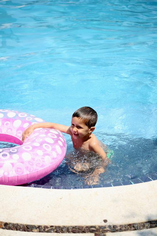 小男孩在游泳池里玩耍