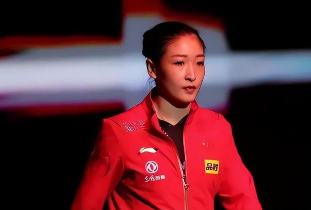 世乒赛颁奖大使刘诗雯竟穿着高达10万人民币名牌服饰闪耀登场