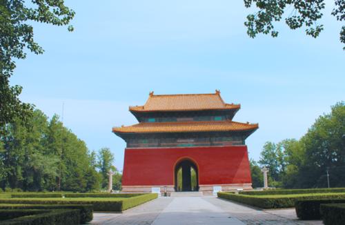陵寝也分布在南京和北京两处,其中北京最为集中,共有十三位皇帝的陵寝