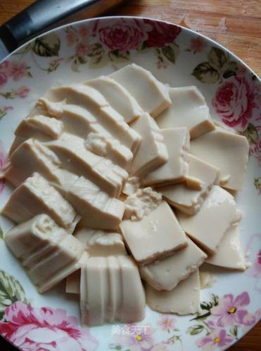 皮蛋内酯豆腐的做法_皮蛋内酯豆腐怎么做_冷眼看四周的菜谱_美食天下