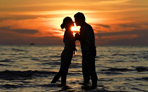 浪漫的时间,情侣,吻,海,日落 壁纸 - 1680x1050