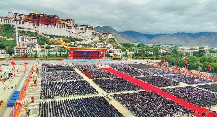 这是8月19日拍摄的庆祝西藏和平解放70周年大会现场.