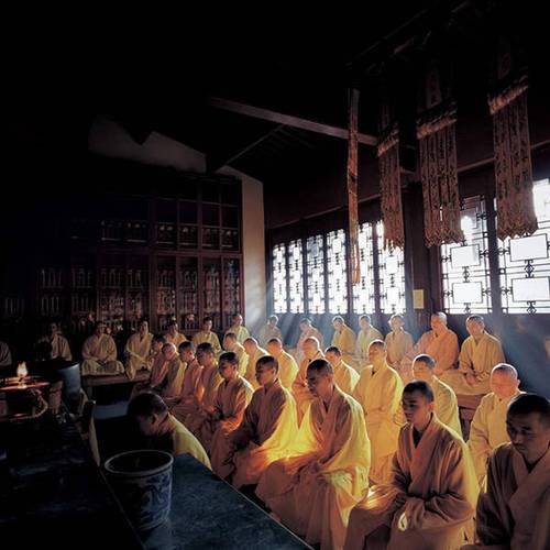 佛的足迹禅静2004年2月某日清晨中国灵隐寺的僧侣们在进行集体打坐修