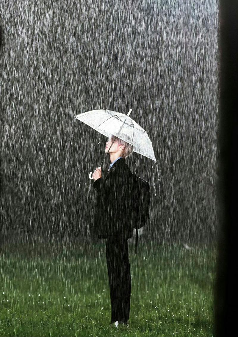 朱志鑫雨中撑伞,又日系又韩系,氛围感直接拉满,tf家族果然是最有少年