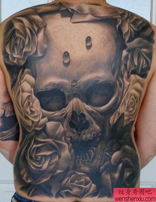男性满背超酷的骷髅与玫瑰花纹身图案