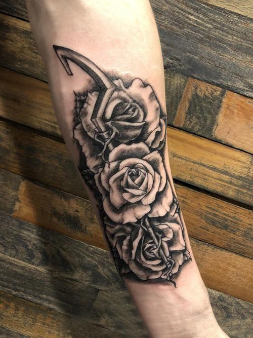 玫瑰纹身图男生手臂上黑色的玫瑰纹身图案