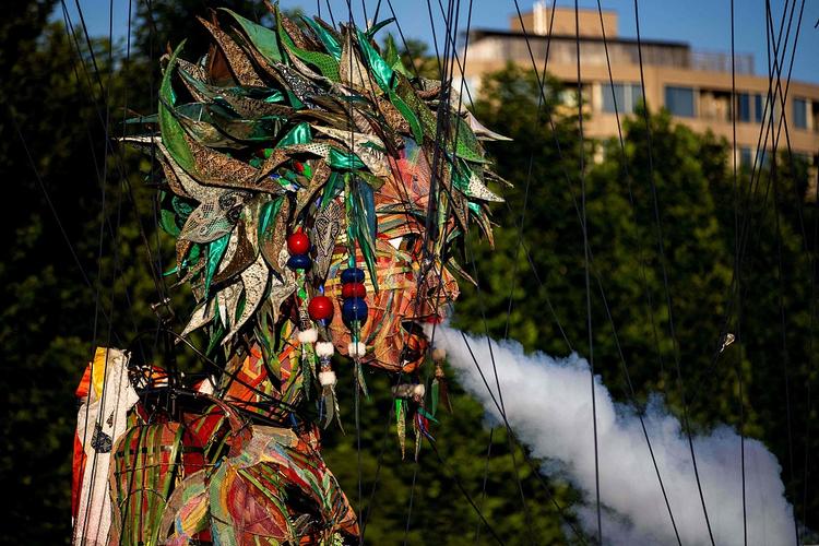 日本东京奥运会又推出了新的艺术项目——高达10米的巨型木偶
