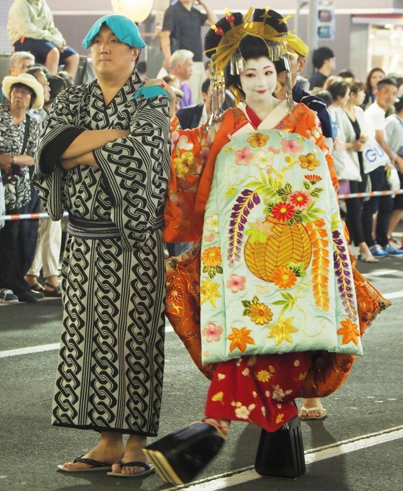 在日本旅游,观看"花魁"游街时,有什么禁忌?
