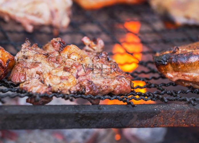 烧烤猪肉烧烤用炭火烧烤明亮的火焰