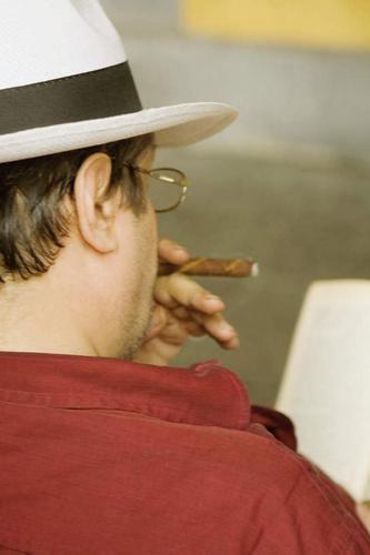 西方人,一个人,坐,吸烟,竖图,俯视,室外,白天,香烟,帽子,书籍,欧洲