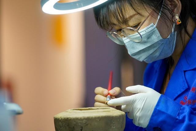 6月9日,在三峡文物科技保护基地的文物修复室内,文物修复师赵田森在