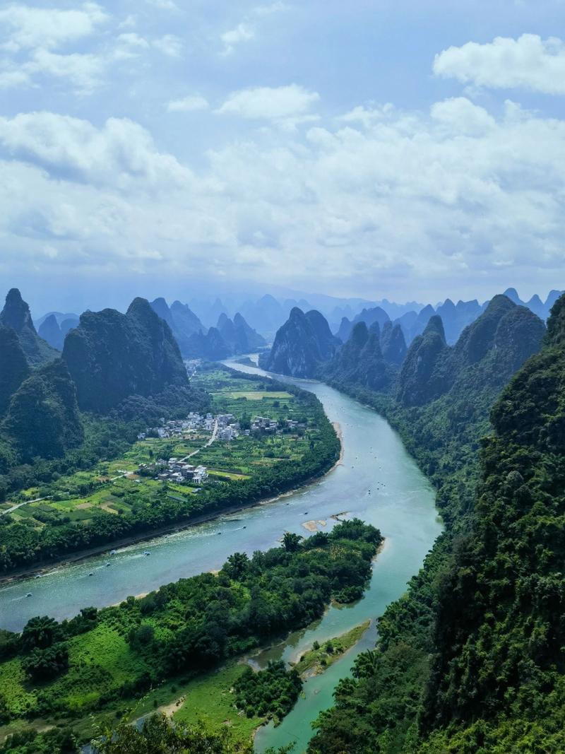 此人在景中桂林山水风景什么词来形容合适此人在桂林山水风景中,可以