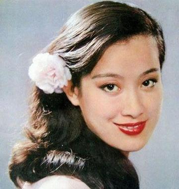 在中国第一届央视春晚的舞台上,一位清纯秀丽,风靡上世纪80年代的玉女