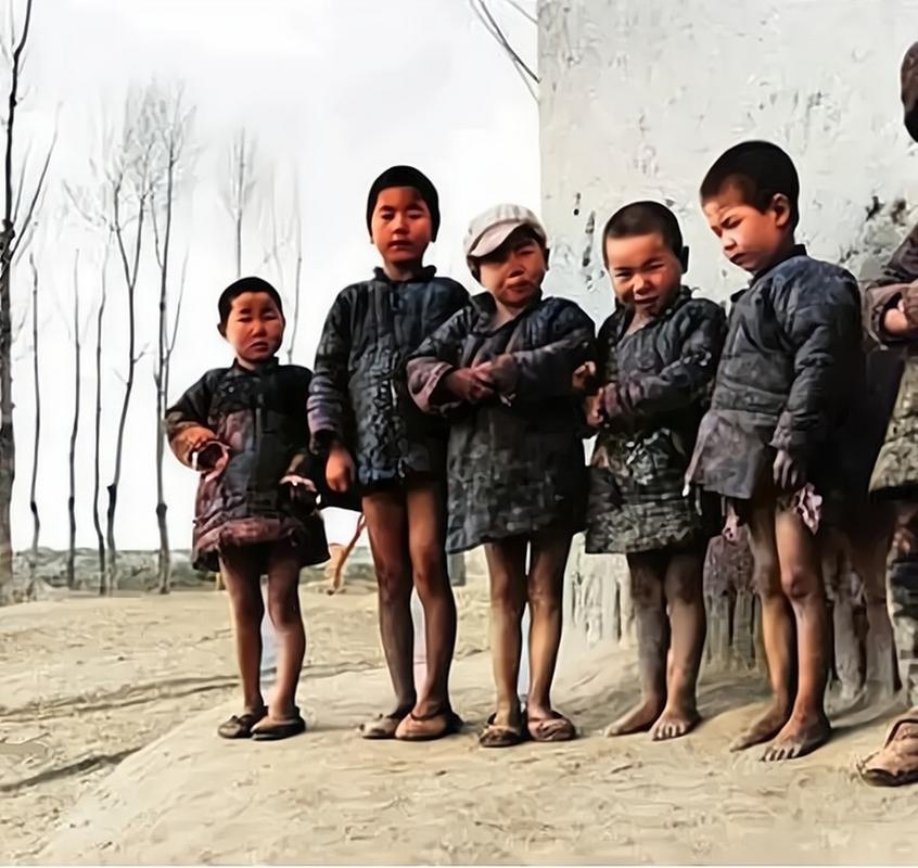 1959年,甘肃某地农村,一群小孩子光着赤脚,只穿着上衣,下身没有穿裤子