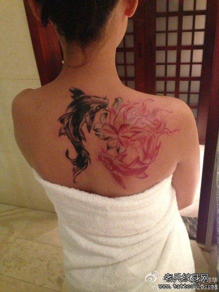 美女后背漂亮好看的写意莲花鲤鱼纹身图案
