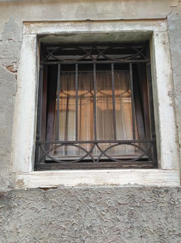 清晨再拍千年古城威尼斯,斑驳的墙与光影,铁窗铁门,处处呈现漫长历史