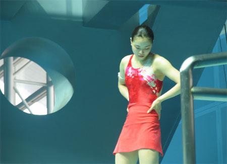 图文-吴敏霞赛前训练备战泳联跳水赛 自制红色短裙