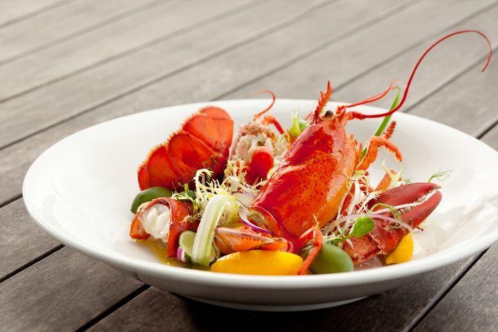 龙虾做主角,变化出约十款菜式,其中前菜香草牛油焗龙虾,龙虾沙律,龙虾