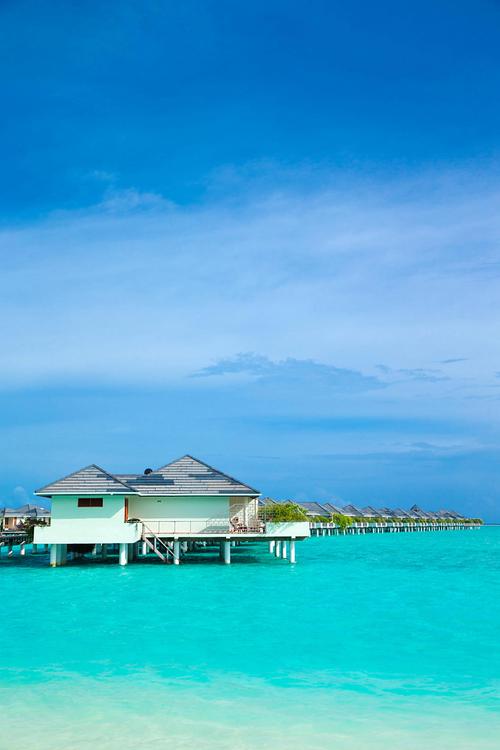 清新简约海边马尔代夫春节旅游海报设计豪华的海滩度假酒店 行人天桥