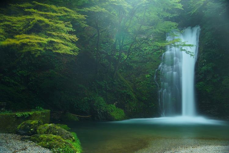 日本白丝瀑布风景4k图片,4k高清风景图片,娟娟壁纸