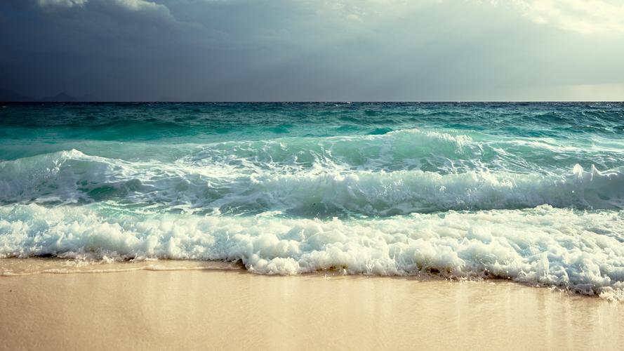 唯美的沙滩海浪