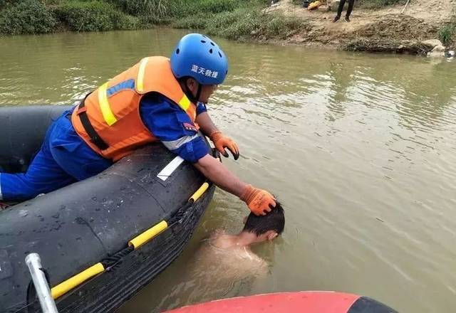 救援队将溺亡孩子打捞上岸