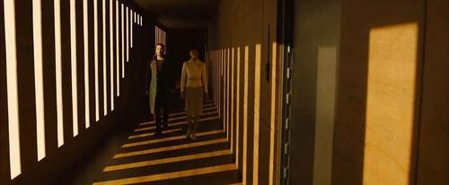 《银翼杀手2049》的场景里面,特定的灯光效果加上独特的建筑风格,使
