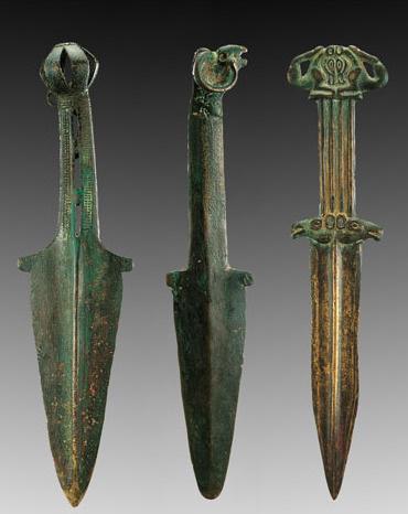 出土了一把短青铜剑(报告中称为"匕首"),全长27厘米,形似柳叶