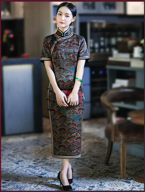 中国传统旗袍怎么穿才好看?_女性