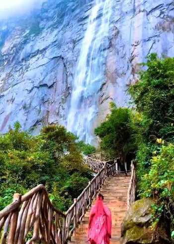 福建泉州德化石牛山景区,岱仙瀑布飞泻直下184米,被誉为"华东第一瀑"