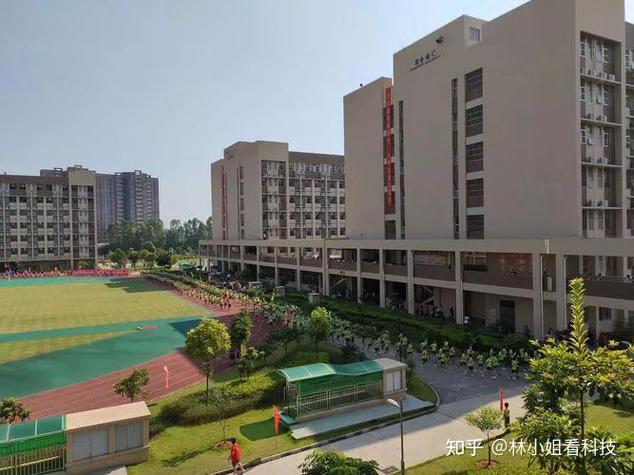 近日,有网友爆料称,在广东东莞东华初级中学,一名老师在学校自杀.