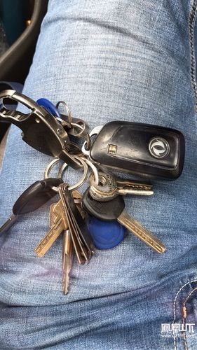 一大串钥匙,2个门禁卡,一个东风车钥匙,还有个u盘.