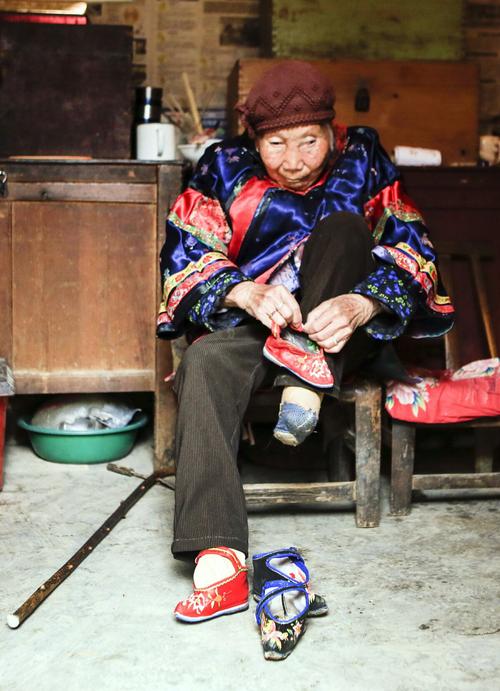 中国最后的小脚女人…三寸金莲,文字,摄影:刘忠仁於2017.2.28摄
